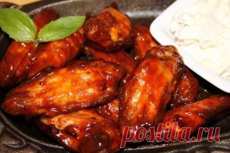 Куриные крылышки BBQ (Barbecue)Добавляю рецепт крылышек bbq в домашних условиях.Нам... Куриные крылышки BBQ (Barbecue)Добавляю рецепт крылышек bbq в домашних условиях.Нам потребуется:Куриные крылышки: 2 кг.Соевый соус: 300-350 мл.Мед : 1-2 столовых ложкиСоль :1 чайная ложкаПриправа Хмели сунели: 1 чайная ложкаСоус BBQ (Barbecue): 1-2 столовых ложкиПерец черный, перец Чили: по вкусу.Для начала разделяем крыло на 3 части. 2 из которых ...