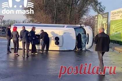 В России легковушка влетела в микроавтобус с чиновниками и попала на видео. В Ростовской области десять человек пострадали в результате ДТП с участием микроавтобуса, перевозившего сотрудников администрации. На опубликованном видео видно выброшенный за пределы дороги легковой автомобиль и перевернувшийся на бок микроавтобус. Всех пострадавших забрали в больницу.