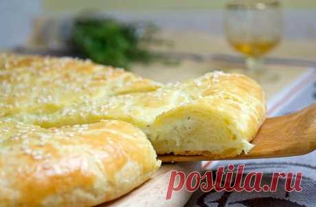 Лепёшка из творожного теста с сыром Великолепный рецепт для любителей сыра! Делается быстро и очень легко. При этом вкусно неимоверно. В общем, как раз из тех палочек-выручалочек, которые очень помогают, когда надо быстро и вкусно. Тесто: 1 яйцо 250 г творога 150 г сливочного масла комнатной температуры 250 г муки 1 чайная ложка...