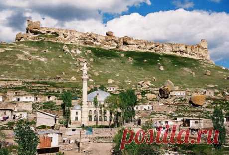 Միջինկերտ (Մաժանկերտ, Մժկերտ) գյուղը և բերդը։ Աբեղյանք, Այրարատ — место: Aşağı Micingirt (İnkaya).