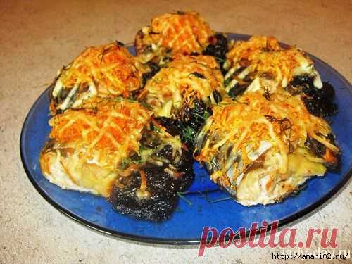 СКУМБРИЯ, ЗАПЕЧЁННАЯ С ЧЕРНОСЛИВОМ И СЫРОМ