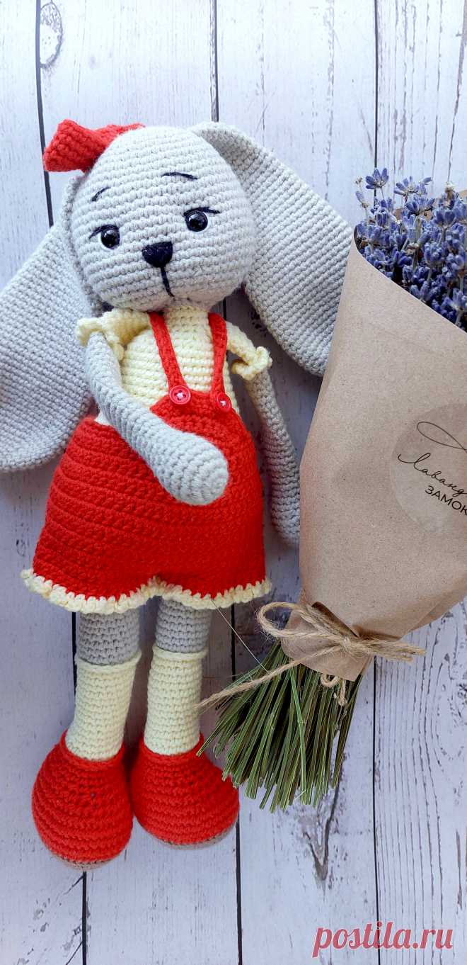 PDF Зайка Вера крючком. FREE crochet pattern; Аmigurumi animal patterns. Амигуруми схемы и описания на русском. Вязаные игрушки и поделки своими руками #amimore - большая зайка в комбинезоне, заяц, зайчик, кролик, зайчонок, крольчонок.