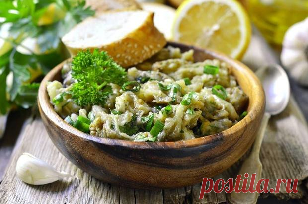 Теплый салат из баклажанов с творожным сыром - KitchenMag.ru Неплохие баклажаны можно купить и зимой. Печеные - они получаются очень нежные.