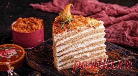 Медовик "Пушистый"

Ингредиенты:

Тесто: 

Мед — 420 г
Сахар — 80 г
Сливочное масло — 100 г
Сметана — 150 г
Сода — 1 ч. л.
Яйца — 4 шт.
Мука — 400 г

Крем: 

Сметана 25-35% — 800 г
Сахар — 250 г
Сливки 33-35% — 480 мл

Приготовление:

1. Готовим тесто. Соду смешать со сметаной, отставить в сторону. Соединить мед, сахар и сливочное масло.
2. Установить миску на водяную баню и греть, помешивая, пока сахар не растворится. Получается жидкий сироп. Добавить сметану с содой. Вар...