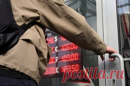 В Кремле отреагировали на идею продлить обязательную продажу валютной выручки. Пресс-секретарь президента России Дмитрий Песков назвал прерогативой правительства вопросы продления мер по продаже валютной выручки экспортерами до конца 2024 года. Так он прокомментировал соответствующее предложение, озвученное первым вице-премьером Андреем Белоусовым.