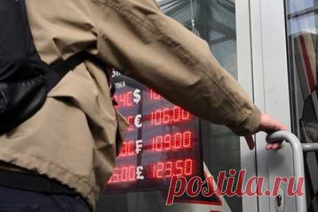 В Кремле отреагировали на идею продлить обязательную продажу валютной выручки. Пресс-секретарь президента России Дмитрий Песков назвал прерогативой правительства вопросы продления мер по продаже валютной выручки экспортерами до конца 2024 года. Так он прокомментировал соответствующее предложение, озвученное первым вице-премьером Андреем Белоусовым.