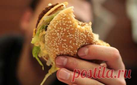 WP узнала о реакции Белого дома на мем про бургер в McDonald’s за $16. Ставший популярным в США мем про комбо-обед в McDonald’s за $16, состоящий из бургера, картофеля фри и напитка, является одним из многих «преувеличенных примеров экономических проблем страны», сообщили The Washington Post (WP) источники в Белом доме.