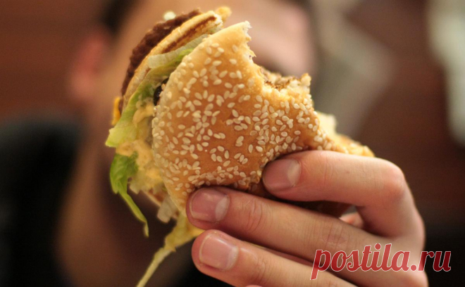 WP узнала о реакции Белого дома на мем про бургер в McDonald’s за $16. Ставший популярным в США мем про комбо-обед в McDonald’s за $16, состоящий из бургера, картофеля фри и напитка, является одним из многих «преувеличенных примеров экономических проблем страны», сообщили The Washington Post (WP) источники в Белом доме.