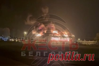 Мощный пожар охватил российский торговый центр и попал на видео