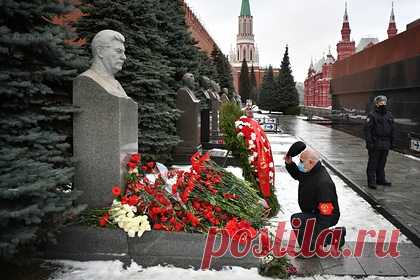 В СПЧ оценили призыв убрать кладбище с Красной площади. Перенос захоронений с Красной площади необходим, но может вызвать недовольство среди ряда граждан. Об этом заявил член Совета при президенте России по развитию гражданского общества и правам человека Александр Брод. По его словам, торопиться с подобными решениями не стоит.