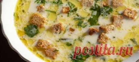 Сырный суп с шампиньонами и сухариками. Рецепт Разогреваем сковороду, наливаем на нее немного растительного масла. Кладем мелко нарезанный лук, оставляем на пару минут.