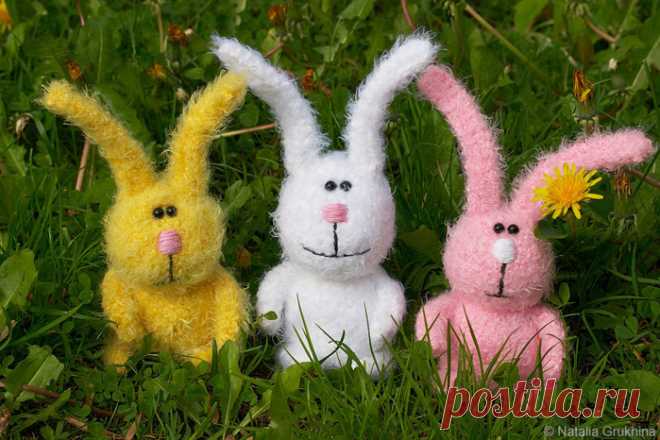 Вязаные пасхальные зайчики и коты по мотивам игрушек Тани Оробец.