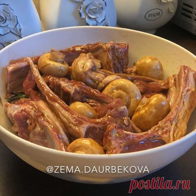 Автор : @Zema.daurbekova
БисмиЛлях❤️
Ну нет маринада вкуснее для баранины, чем этот 💁🏻‍♀️Просто НЕЕТ.
Близится праздник, поэтому этот рецепт вам точно пригодится😉
Лайк.
Коммент.
Сохранение.
Все сделано ? Благодарствую, свой человек😎🥰
_________________________________________________
Ингредиенты :
Каре ягненка - 1 кг ( или ляжка)
Соевый соус - 3 ст ложки 
Растительное масло - 1 ст ложка
Горчица - 1 ст ложка 
Розмарин - 1 веточка 
Чеснок - 3 зубчика 
Шампиньоны - пол кг...