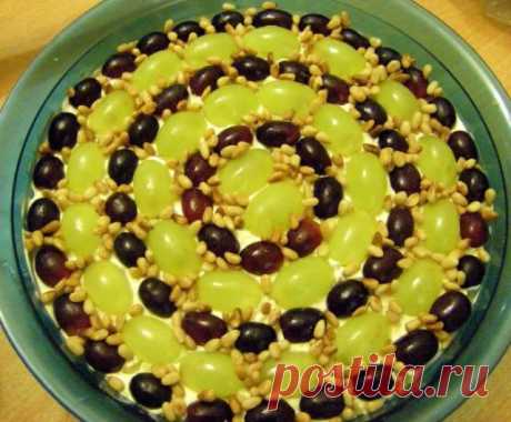 Салат с виноградом, курицей и кедровыми орешками