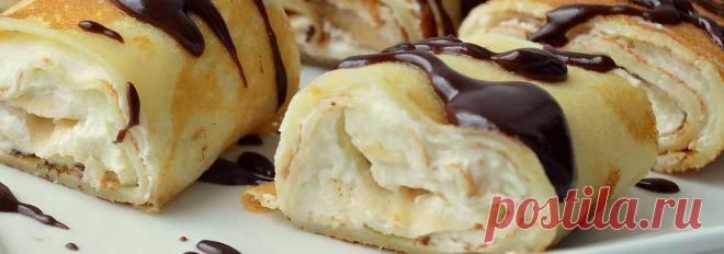 Рулеты из блинчиков с кремом • Рецепт Очень нежные и вкусные рулеты из блинчиков с творожно-банановым кремом и шоколадным соусом.