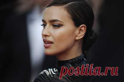 Ирина Шейк снялась в рекламе бренда в платье с декольте и восхитила фанатов. Российская супермодель Ирина Шейк стала героиней новой рекламной кампании бренда одежды Self-Portrait и восхитила фанатов своим внешним видом. На размещенных в сети кадрах 35-летняя манекенщица попозировала в нескольких образах. Так, ее засняли на пляже в черном платье в белый горох длины миди с глубоким декольте.