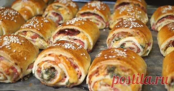 Закусочные слойки-рулетики
Гости будут рады такой закуске 

Ингредиенты: 

Тесто слоеное (дрожжевое) — 500 г 
Ветчина — 200 г 
Сыр твердых сортов — 100–150 г 
Веточки укропа — 2–3 шт. 
Майонез — 2 ст. л. 
Яйцо — 1 шт. 
Кунжут — 1 ст. л. 

Приготовление: 

1. Подготовьте начинку. Ветчину и сыр натрите на крупной терке. 
2. Мелко порубите укроп, смешайте его с майонезом. 
3. Пласт теста раскатайте, но не слишком тонко. 
4. Смажьте тесто майонезной массой. 
5. Выложите натерт...