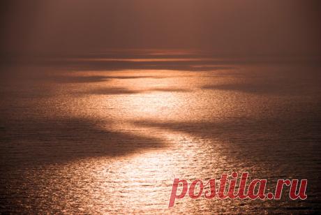 Меняем реки, страны, города... Иные двери...Новые года... А никуда нам от себя не деться, А если деться - только в никуда. Омар Хайям