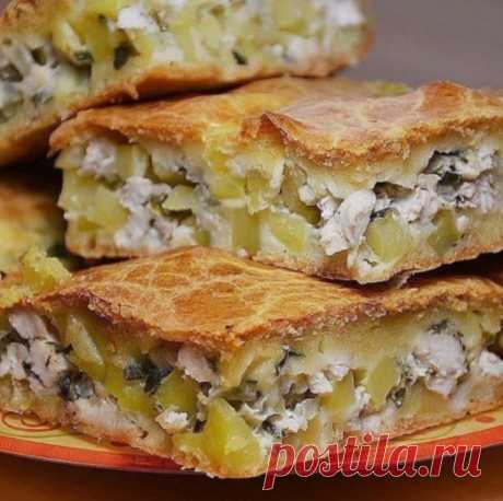 Пирог на кефире с курицей.
Очент удачный рецепт! Пышное тесто и сочная начинка!
⠀
ИНГРЕДИЕНТЫ:
Начинка:
2 куриные грудки
1-2 луковицы
2-3 картофелины
зелень - 1 пучок
соль, перец по вкусу
⠀
Тесто:
150 гр майонеза (3 ст ложки)
150 мл кефира (если из холодильника, то капельку подогрейте)
2 яйца
1 ст муки
1/2 ч л соли
⠀
ПРИГОТОВЛЕНИЕ:
⠀
Для начинки нарезать лук, обжарить на сковороде на слабом огне до полного размягчения. 2 куриные грудки нарезать небольшими кубиками. Нарезат...
