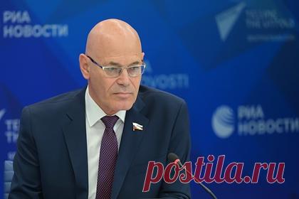 В Совфеде оценили предложение ввести нерабочие дни в ноябре. Россияне, привитые от коронавируса, в ходе нерабочих дней могут получить послабления, по QR-коду посещать кафе, фитнес-центры и другие публичные места. Так предложение о введении выходных оценил заслуженный врач России, член комитета Совфеда по социальной политике Владимир Круглый.