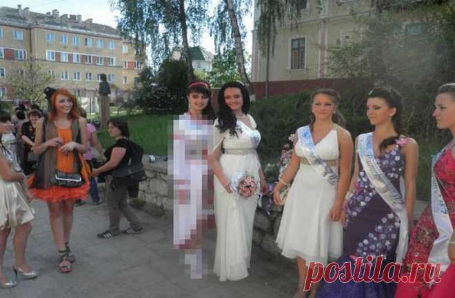 КРАСОТА СОГЛАСИТЕСЬ!!!ОРИГИНАЛЬНОЕ ПЛАТЬЕ НА ВЫПУСКНОЙ Представляю вашему вниманию платье на выпускной вечер. Оказывается, есть еще скромные девушки у которых присутствует патриотизм. Прошу заметить, платье ручной вышивки.











http://nevsetakgrustno.com/