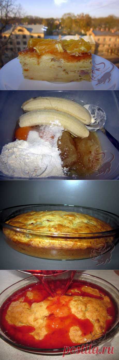 Десерт с бананом и фруктовым желе.