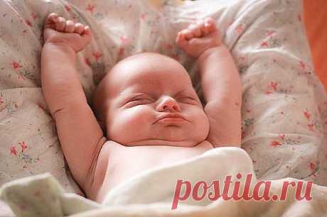 Потянушки- потягушки, кто тут сладкий на подушке? кто тут нежится в кроватке? Чьи тут розовые пятки?Это кто же тут проснулся, кто так маме улыбнулся? И кого так любит Мама? Вот тут кто любимый самый!!