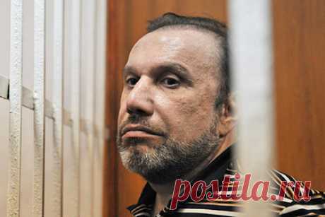 Суд оставил под стражей брата богатейшей россиянки Батурина. Бизнесмена Виктора Батурина, брата Елены Батуриной, богатейшей россиянки, вошедшей в ежегодный рейтинг Forbes, оставили в СИЗО до 1 декабря. Апелляция признала законным продление ареста шурину бывшего мэра Москвы Юрия Лужкова. Ранее Басманный суд отправил шурина бывшего мэра Москвы Лужкова под стражу на два месяца.