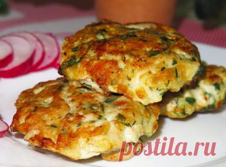 Супер котлетки из курочки

Котлетки для тех, кто следит за своей фигурой, т.к. в составе нет несочетаемых ингредиентов-только белок и овощи!!!
Берем куриное филе и мелко нарезаем. 
Затем натираем на терке морковь, режем лук, помидоры, чесночек. 
Всe смешиваем и добавляем яйцо,соль, перец и зелень, перемешиваем. 
В этом составе не должно быть муки, поэтому фарш получается жидковатым, однако, на сковороде сцепку даст яйцо.