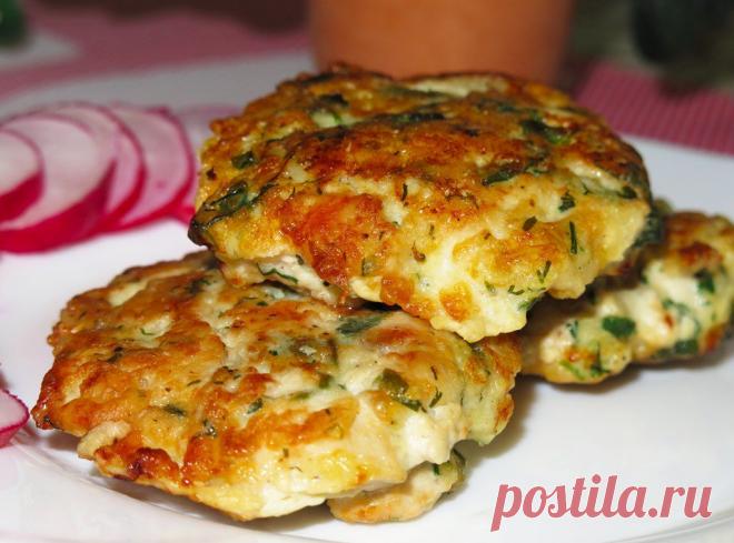 Супер котлетки из курочки

Котлетки для тех, кто следит за своей фигурой, т.к. в составе нет несочетаемых ингредиентов-только белок и овощи!!!
Берем куриное филе и мелко нарезаем. 
Затем натираем на терке морковь, режем лук, помидоры, чесночек. 
Всe смешиваем и добавляем яйцо,соль, перец и зелень, перемешиваем. 
В этом составе не должно быть муки, поэтому фарш получается жидковатым, однако, на сковороде сцепку даст яйцо.