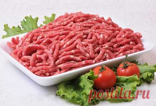 7 секретов вкусного и сочного фарша.  

 
Вкус фарша можно улучшить отбиванием. Процедура эта нехитрая – возьмите молотое мясо в руки и резко бросьте об стол, причем несколько раз. Таким способом в фарше снижается содержание воздуха. Из …