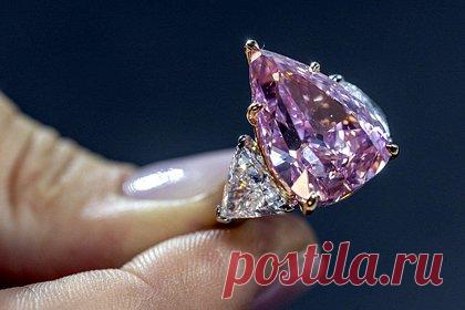 Один из крупнейших розовых бриллиантов выставили на продажу за миллиарды рублей. В Швейцарии выставили на продажу один из крупнейших в мире розовых бриллиантов под названием The Fortune («Удача»). Драгоценный камень весом 18,18 карата стал самым крупным бриллиантом указанного цвета, когда-либо выставлявшимся на торги. Его стоимость оценивают в 35 миллионов долларов (2,1 миллиарда рублей).