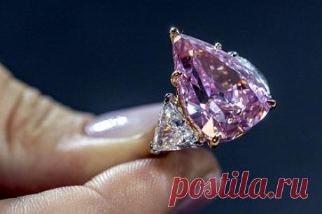 Один из крупнейших розовых бриллиантов выставили на продажу за миллиарды рублей. В Швейцарии выставили на продажу один из крупнейших в мире розовых бриллиантов под названием The Fortune («Удача»). Драгоценный камень весом 18,18 карата стал самым крупным бриллиантом указанного цвета, когда-либо выставлявшимся на торги. Его стоимость оценивают в 35 миллионов долларов (2,1 миллиарда рублей).