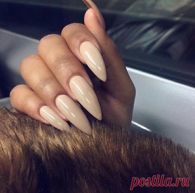 Светлый маникюр на острых ногтях (53 фото)
