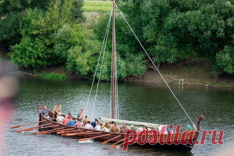 Копия корабля викингов направится из Астрахани в Дербент. Команда российских реконструкторов пройдет на драккаре «Скальд», который считается крупнейшей в стране копией корабля викингов IX-XI веков, по маршруту «Из варяг в персы». Во время похода запланированы две остановки — на острове Чечень и в Каспийске. В походе примут участие представители 25 клубов реконструкторов.