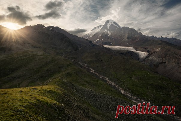 Стратовулкан Казбек, Кавказ. Автор фото: Александр Ра.