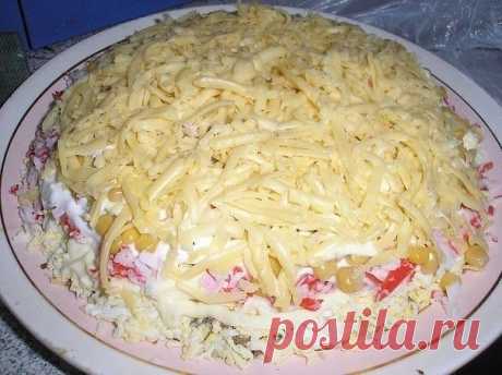 Салат &quot;Сытый дом&quot;.

Этот салат очень сытный и вкусный.
Выкладываем слоями, промазывая майонезом.
●3 вареных картошки порезать кубиками,промазать майонезом,
●выложить на нее жареные с луком грибы ( любые: свежие,отваренные сухие или консервированные ), этот слой я не мазала майонезом,
●4 яйца, мелко порезанные,майонез,
●копченая колбаса или ветчина, майонез,
●2 вареных моркови,майонез,
●сыр на терке.

Приятного аппетита!