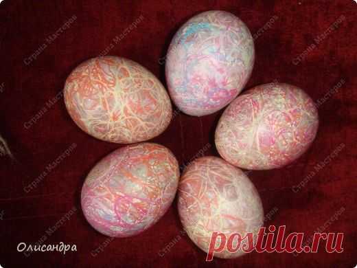 Красим яйца к пасхе нитками.