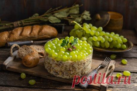 Питательный салат с пряной курицей и виноградом
Ингредиенты:
500 г филе из куриной грудки;
250 г свежих шампиньонов;
120 г сыра;
70 г лесных орехов;
3 яйца;
250 г винограда;
150 г майонеза;
молотая корица, куркума, порошок чили, соевый соус, мёд, бальзамический уксус;
1 столовая ложка кукурузного крахмала;
растительное масло, лук, соль, перец.