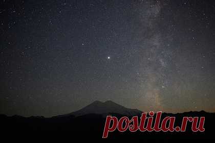 Найден потерявшийся на Эльбрусе американский альпинист. Сотрудники МЧС отыскали потерявшегося на Эльбрусе американского туриста. Ранее по спутниковой системе от него поступил сигнал SOS, когда тот находился на горе на высоте 4957 метров. В его поисках приняли участие четверо спасателей Эльбрусского высокогорного поисково-спасательного отряда МЧС России