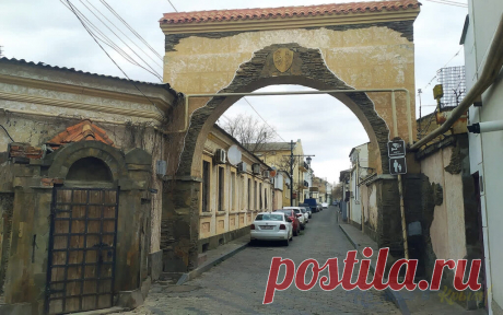 Евпатория, что посмотреть и где побывать |
Евпатория древний город, первое упоминание о котором относится к 497 г. до н. э. Археологи нашли здесь следы пребывания самых разных народов: греков, гуннов, булгар, турок и многих других. Поэтому Евпатория также привлекает путешественников, интересующихся древними историко-культурными и сакральными сооружениями.
