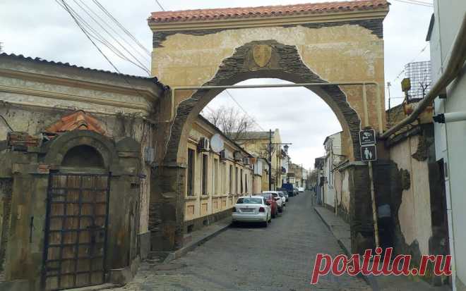Евпатория, что посмотреть и где побывать |
Евпатория древний город, первое упоминание о котором относится к 497 г. до н. э. Археологи нашли здесь следы пребывания самых разных народов: греков, гуннов, булгар, турок и многих других. Поэтому Евпатория также привлекает путешественников, интересующихся древними историко-культурными и сакральными сооружениями.