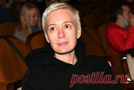 Хаматова назвала трусостью снятие Ахеджаковой с репертуара «Современника». Чулпан Хаматова высказалась о снятии спектаклей с Лией Ахеджаковой с репертуара «Современника». Хаматова назвала прекращение сотрудничества с актрисой «безобразием, трусостью и отвратительным прогибом», а также подчеркнула, что Ахеджакова стала причиной, по которой Хаматова начала работать в «Современнике».
