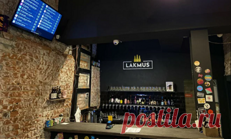 Современный и уютный бар «Lakmus Bar» ждет всех поклонников пенного пива в историческом доме в центре Москвы, где гостям предлагается уникальная кухня, широкий выбор крафтового пива и дружеская комфортная атмосфера. Коллектив заведения относится к любому гостю как к другу и с радостью разговаривает с ним. Посетив этот бар один раз, его гости приходят сюда снова за новыми впечатлениями и вкусами. Именно здесь каждого гостя ждут не только эксклюзивные крафтовые напитки.