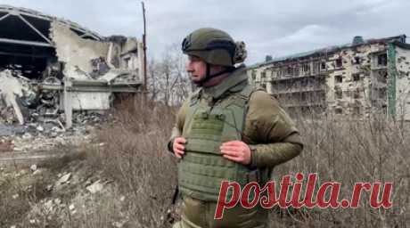 Напряжённая обстановка на фронте: российские войска оттесняют ВСУ из-за разногласий союзников Киева. ВСУ нацелили свои удары на инфраструктуру Кременной, Донецка и Белгорода. Они ведут систематический массированный обстрел жилых домов и мирных жителей. Также под угрозой Белогоровка. Бои за неё ведутся в промышленных зонах города. Однако взять штурмом населённый пункт сложно из-за подземных систем коммуникаций, расположенных достаточно глубоко под землёй. Официальные лица Киева признают, что их…