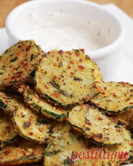 Combine Garlic, Parmesan, And Zucchini And You've Got Yourself A Totally Delicious Snack
