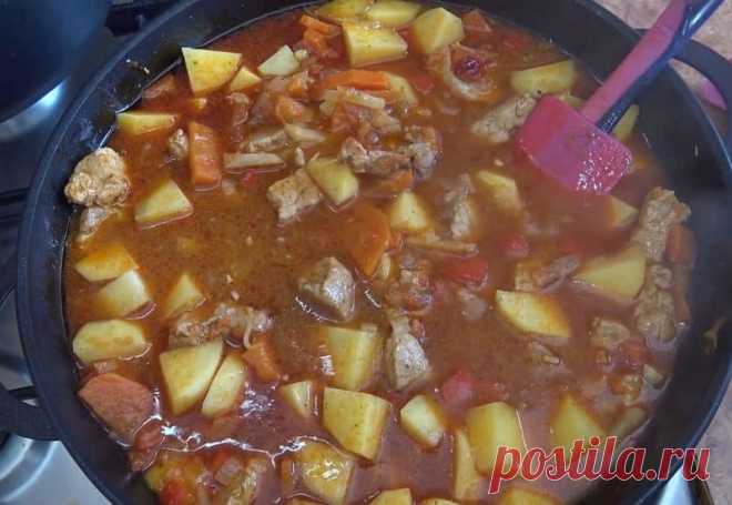 Бограч по-венгерски. Аппетитное блюдо с тушёным картофелем, мясом и овощами