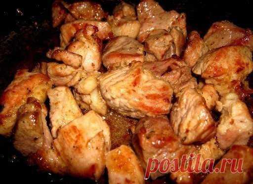 Мясо по-грузински в духовке...!!!

Давно известно, что грузинская кухня славится мясными блюдами, их разнообразием, тонким вкусом, отличными способами подготовки мяса к приготовлению, приправами и соусами. Простой рецепт, предложенный ниже, поможет приготовить в домашних условиях вкусное блюдо кавказской кухни без особых проблем. Этот же способ маринования мяса подойдет и для шашлыков.
Показать полностью…