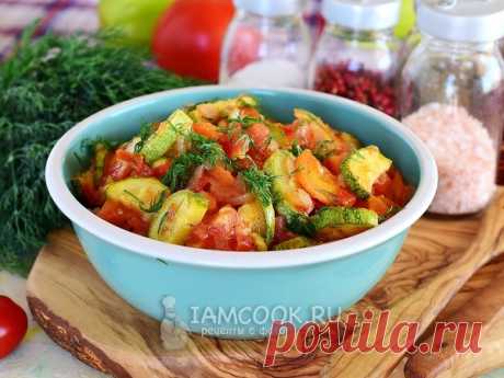 Тушеные кабачки с морковью и помидорами
