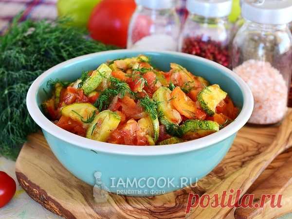 Тушеные кабачки с морковью и помидорами